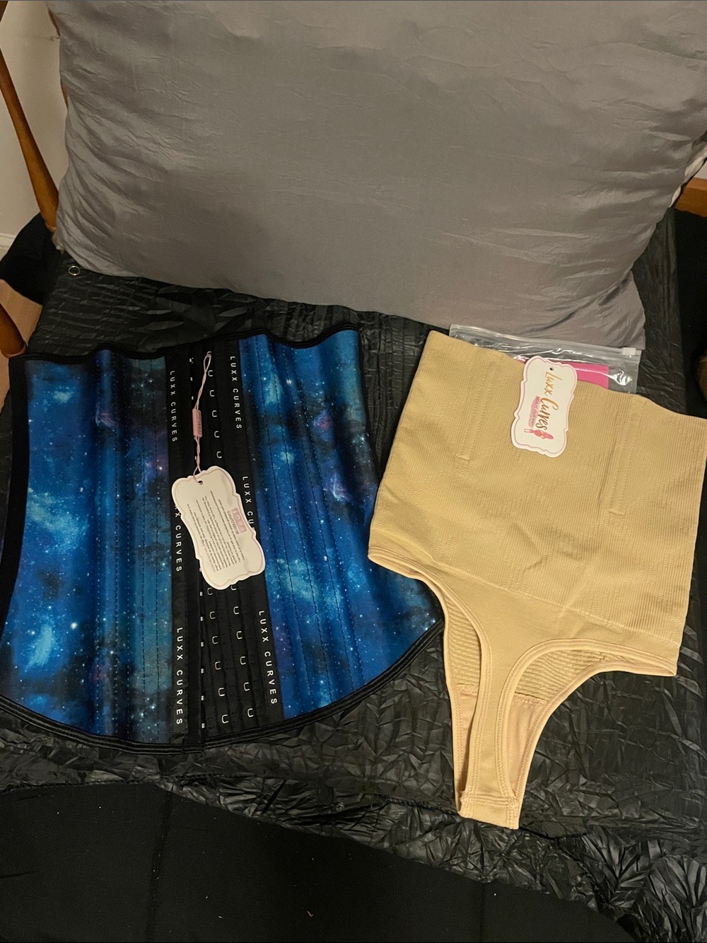 Medium Luxx Curves lot of two